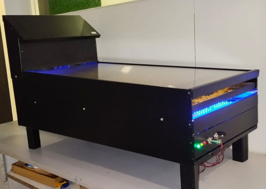 Single tray dehydrator in operation